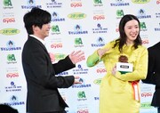 永野芽郁（右）の主演女優賞受賞を祝福する田中圭（左）。