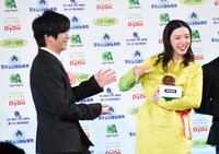 永野芽郁（右）の主演女優賞受賞を祝福する田中圭（左）。