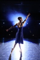 「踊り場にて」