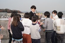 子供たちに囲まれる柳楽優弥。