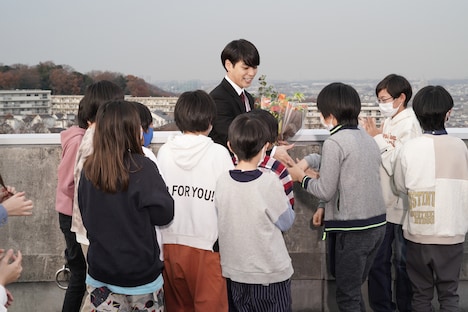 子供たちに囲まれる柳楽優弥。