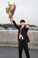 花束を掲げる柳楽優弥。