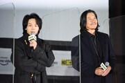 左から中村倫也、豊川悦司。
