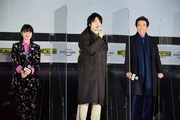 左から岸井ゆきの、岡山天音、岸谷五朗。