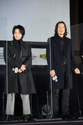 左から中村倫也、豊川悦司。