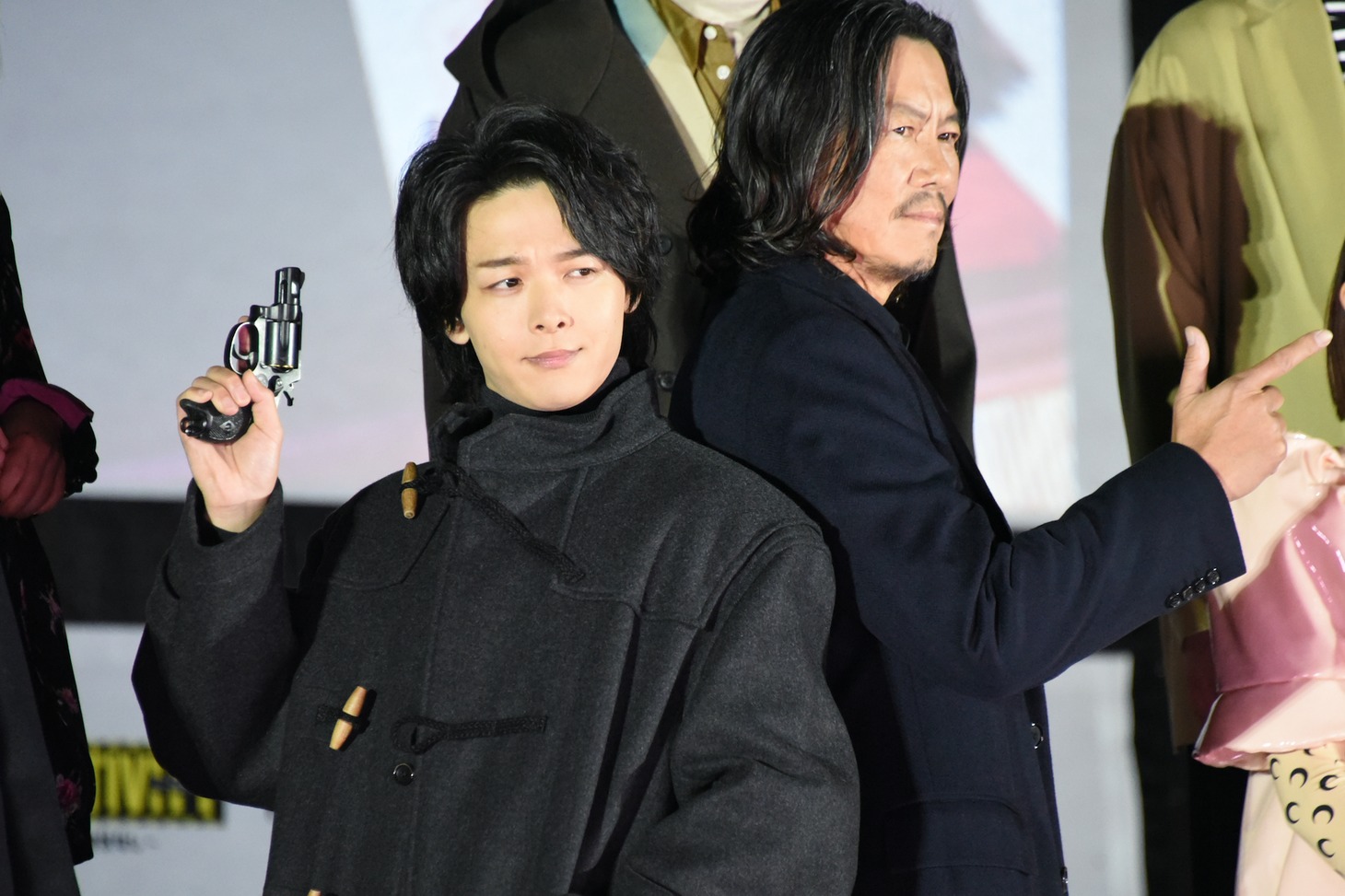 左から中村倫也、豊川悦司。