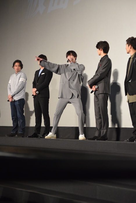 決めゼリフ「物語の結末は俺が決める！」を披露する内藤秀一郎。