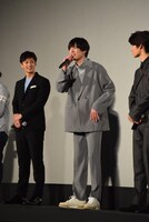 内藤秀一郎（中央）