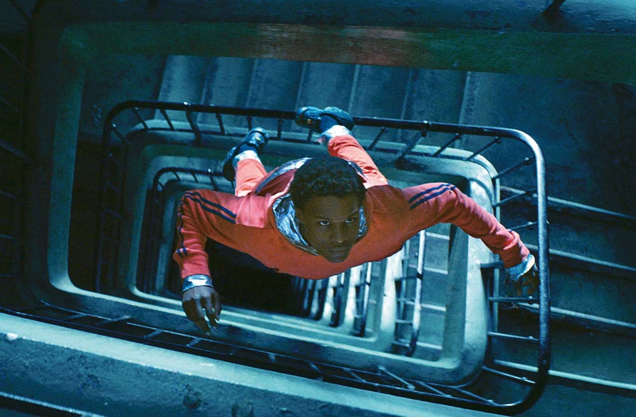 「GAGARINE」新場面写真が到着、主人公が屋内で宇宙飛行士のように浮遊