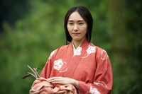 新垣結衣演じる八重。