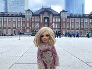 東京駅へ降り立ったペネロープ。（人形制作：造形作家・坂本健二）