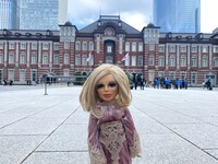 東京駅へ降り立ったペネロープ。（人形制作：造形作家・坂本健二）