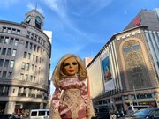 銀座で“爆買い”ショッピングを楽しんだペネロープ。（人形制作：造形作家・坂本健二）