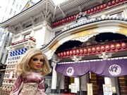 歌舞伎座で日本文化を学んだペネロープ。（人形制作：造形作家・坂本健二）