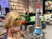 「庵野秀明展」を訪れたペネロープ。（人形制作：造形作家・坂本健二）