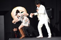 ボス・ベイビーを壇上にエスコートする芳根京子（左）と石田明（右）。