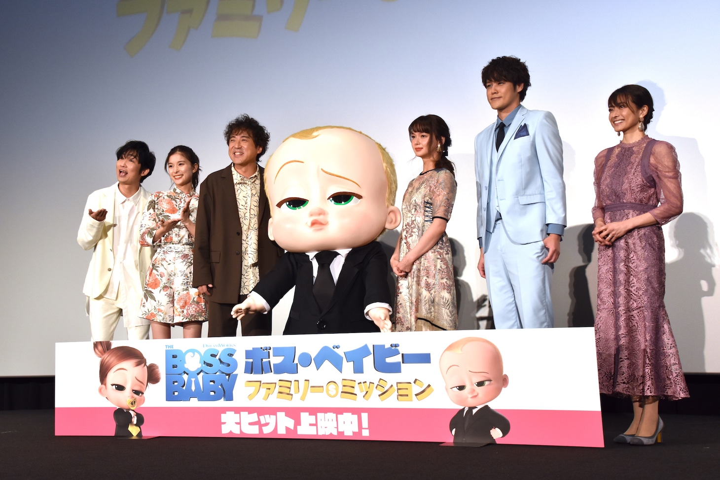 「ボス・ベイビー ファミリー・ミッション」公開記念舞台挨拶の様子。左から石田明、芳根京子、ムロツヨシ、ボス・ベイビー、多部未華子、宮野真守、乙葉。