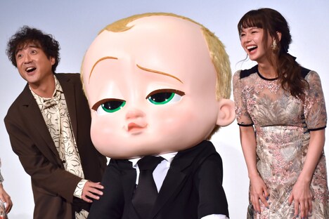 左からムロツヨシ、ボス・ベイビー、多部未華子。