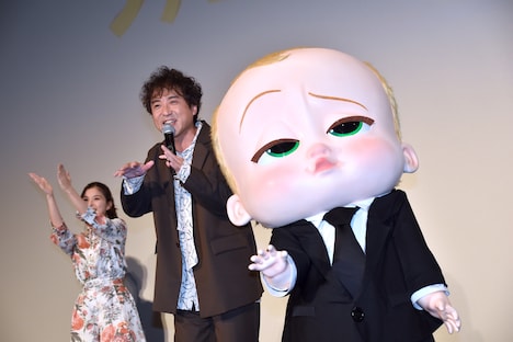 報道陣に「いい感じの記事を」と話しかけるムロツヨシ（中央）。