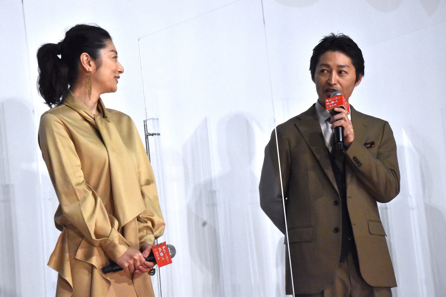 左から小池栄子、安田顕。