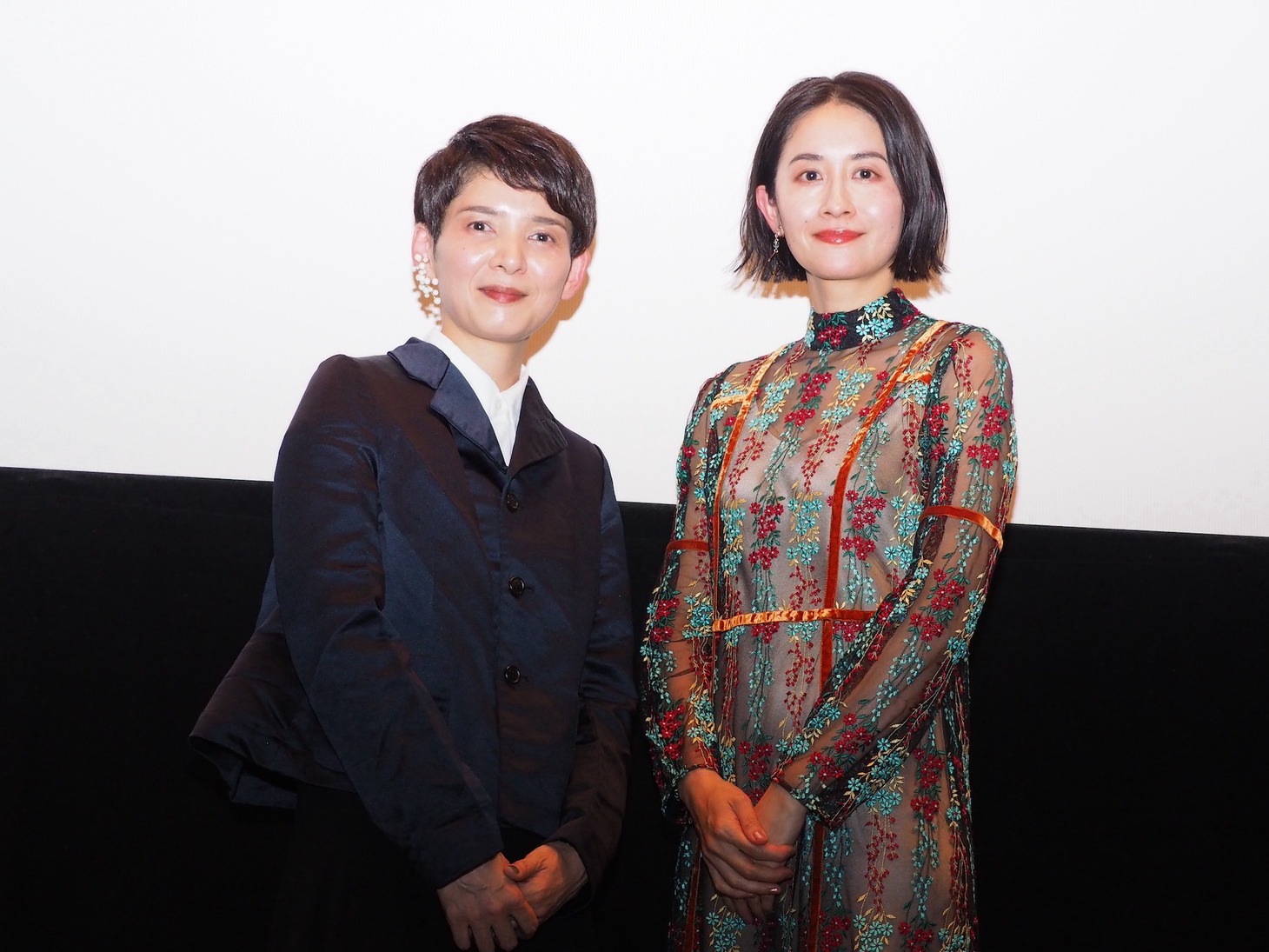 「偶然と想像」舞台挨拶の様子。左から占部房子、河井青葉。