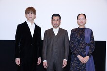 左から甲斐翔真、渋川清彦、森郁月。