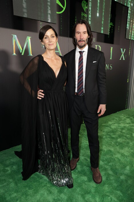 左からキャリー＝アン・モス、キアヌ・リーヴス。