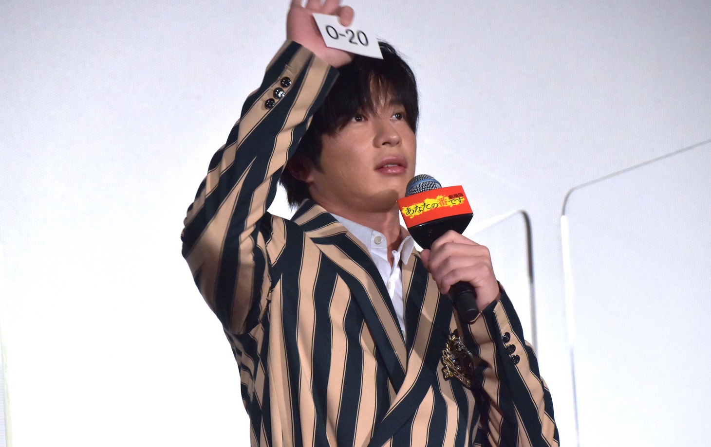 プレゼント企画の抽選をする田中圭。