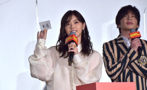 プレゼント企画の抽選をする西野七瀬。