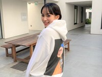 「コンフィデンスマンJP 英雄編」とWIND AND SEAのコラボ商品を着用した関水渚。