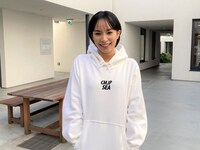 「コンフィデンスマンJP 英雄編」とWIND AND SEAのコラボ商品を着用した関水渚。