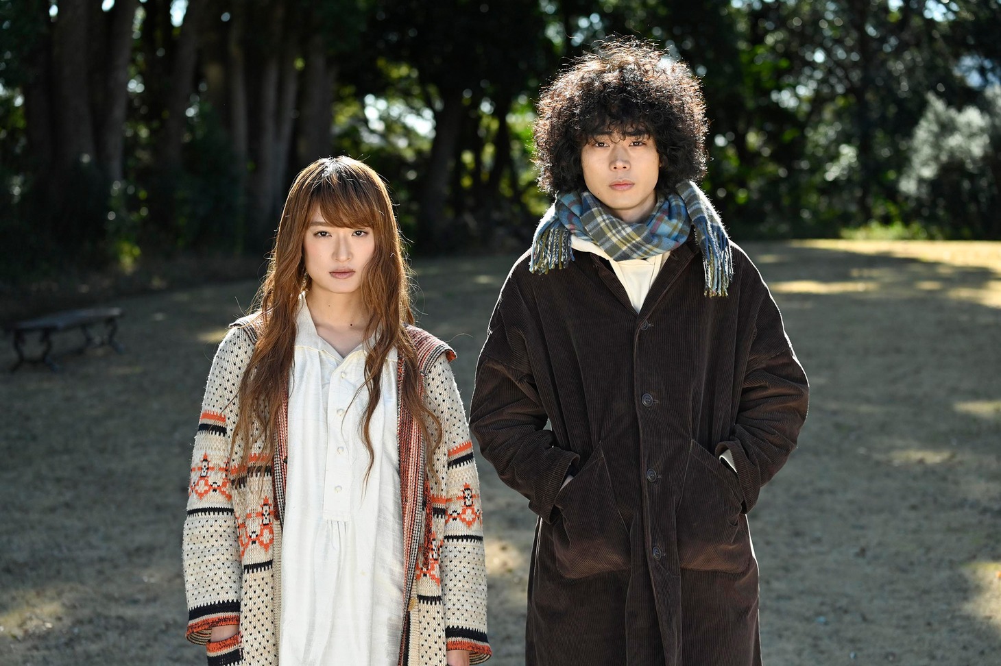 左から門脇麦演じるライカ、菅田将暉演じる久能整。