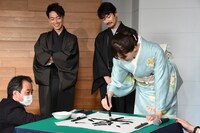 書き初めをする綾瀬はるか。