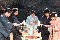 「義母と娘のブルース 2022年謹賀新年スペシャル」で行われた鏡開きの様子。