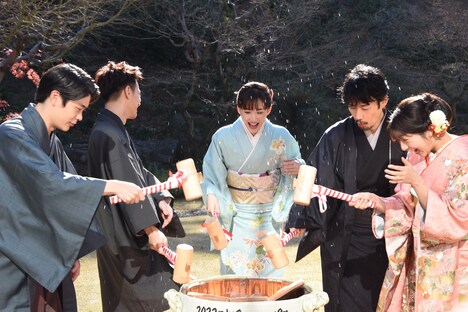 「義母と娘のブルース 2022年謹賀新年スペシャル」で行われた鏡開きの様子。