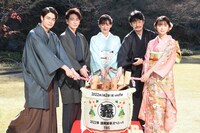 「義母と娘のブルース 2022年謹賀新年スペシャル」制作発表の様子。左から井之脇海、佐藤健、綾瀬はるか、竹野内豊、上白石萌歌。