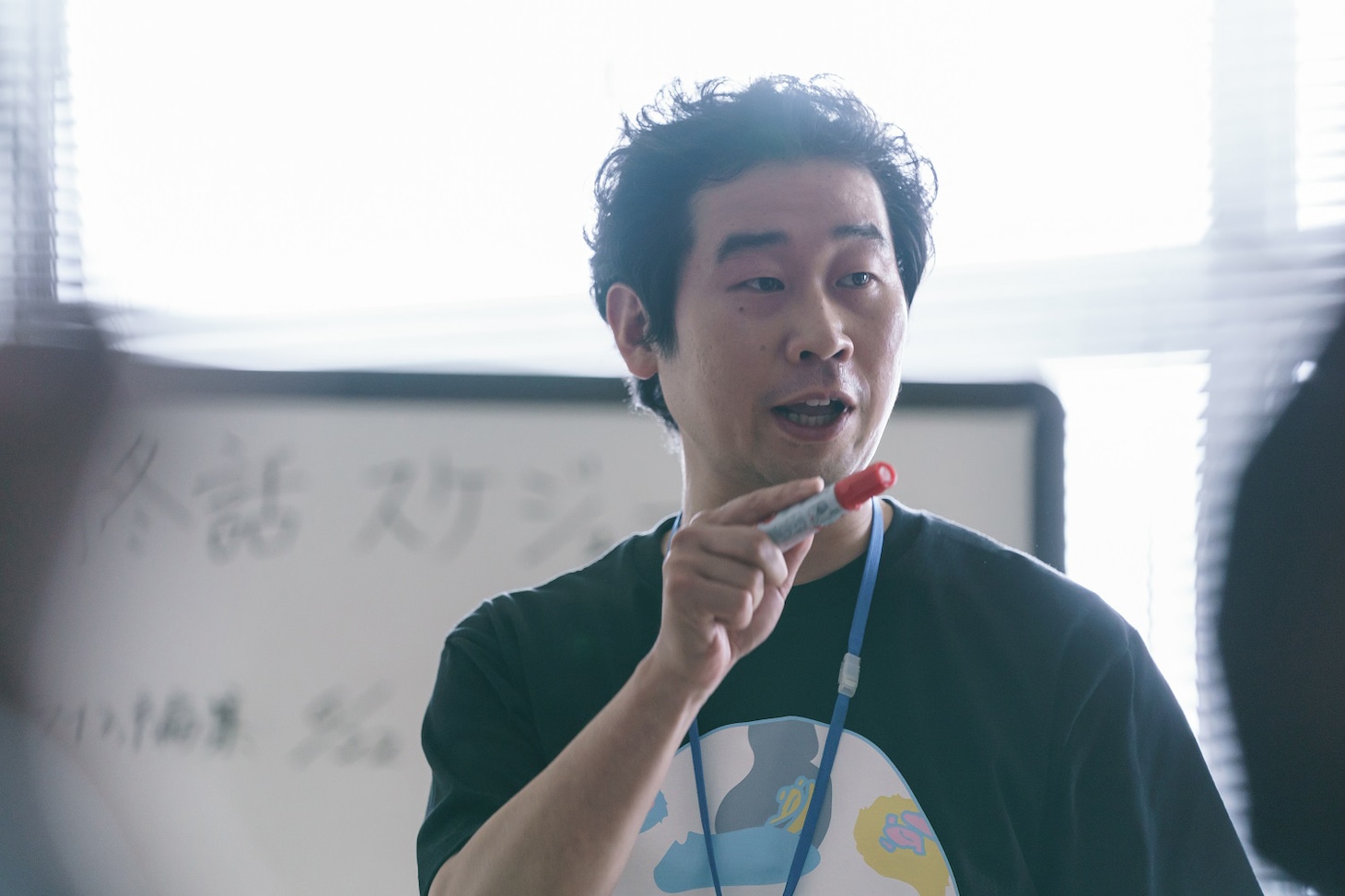 前野朋哉演じる根岸。