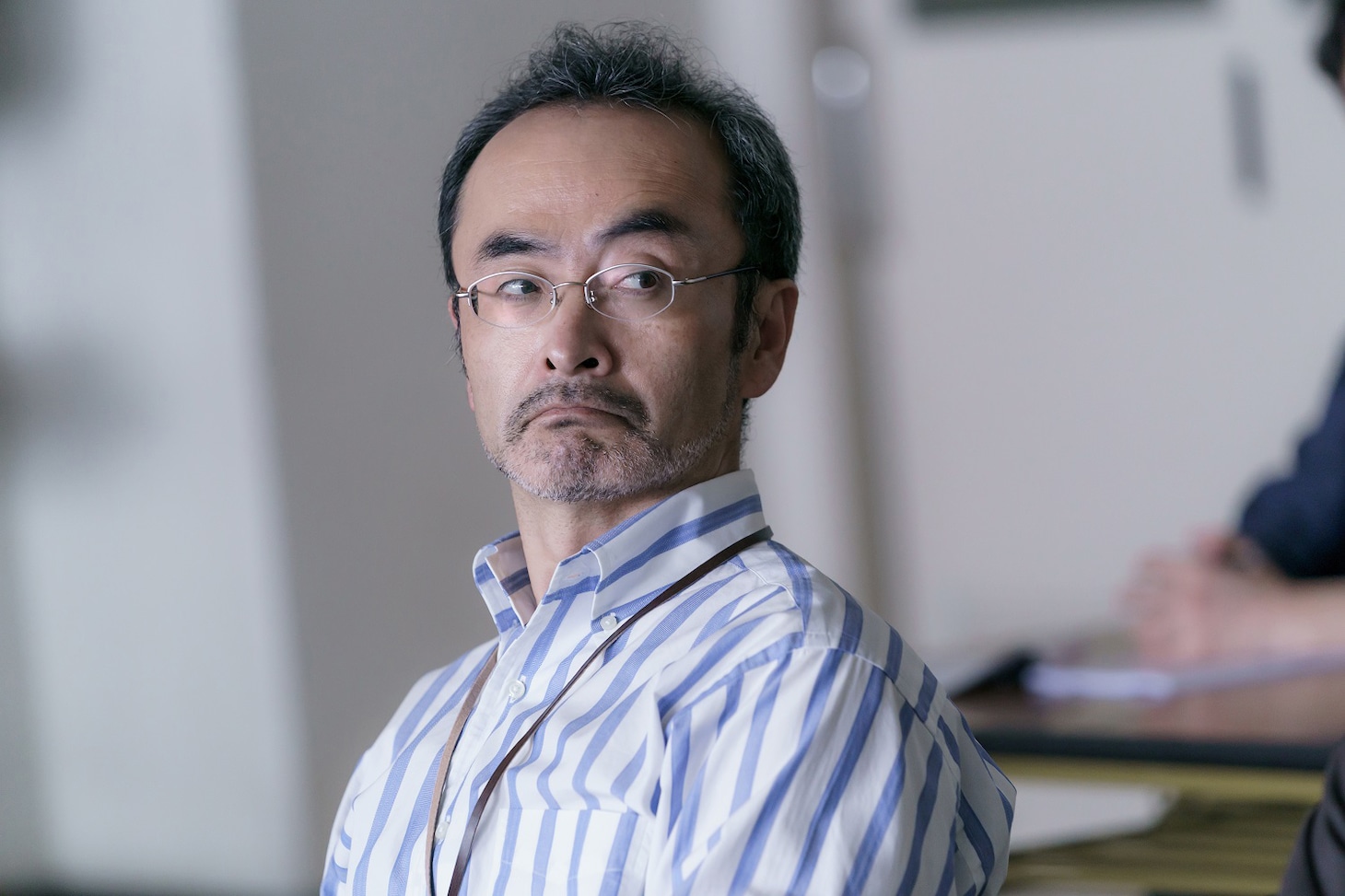 古舘寛治演じる越谷。