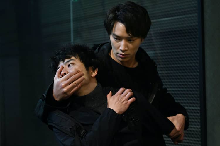 鈴木伸之と犬飼貴丈が共演「ケイ×ヤク」クランクイン、場面写真とオフ 