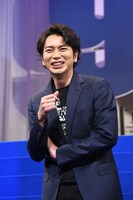 「（特効が）バーン！と出る瞬間、横向いちゃった」と照れ笑いをする松本潤。