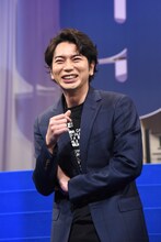 「（特効が）バーン！と出る瞬間、横向いちゃった」と照れ笑いをする松本潤。