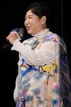 「吉本のアンジェリーナ・ジョリーです！」と元気よく挨拶をした馬場園梓。