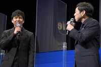 「現場で甘いものばっかり食べている！」と香川照之（右）に暴露された西島秀俊（左）。