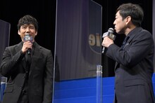 「現場で甘いものばっかり食べている！」と香川照之（右）に暴露された西島秀俊（左）。