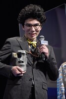 モiPhoneをアピールする片桐仁。