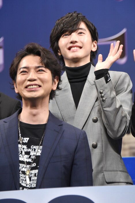 松本潤（手前）の後ろで、笑顔で手を振る道枝駿佑（奥）。