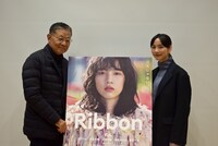 左から伊東順二氏、のん。