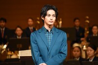 緊張した様子でステージに立つ神尾楓珠。