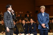 佐藤浩市本人（右）の前で、「浩市さんめちゃめちゃ怖かった！」と臆せず話す佐野晶哉（左）。