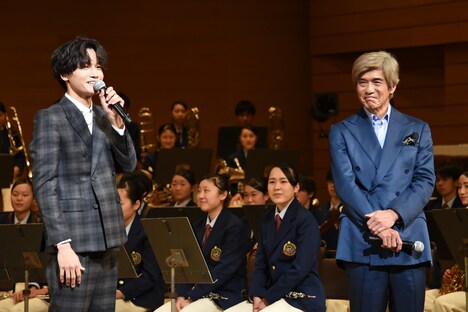 佐藤浩市本人（右）の前で、「浩市さんめちゃめちゃ怖かった！」と臆せず話す佐野晶哉（左）。